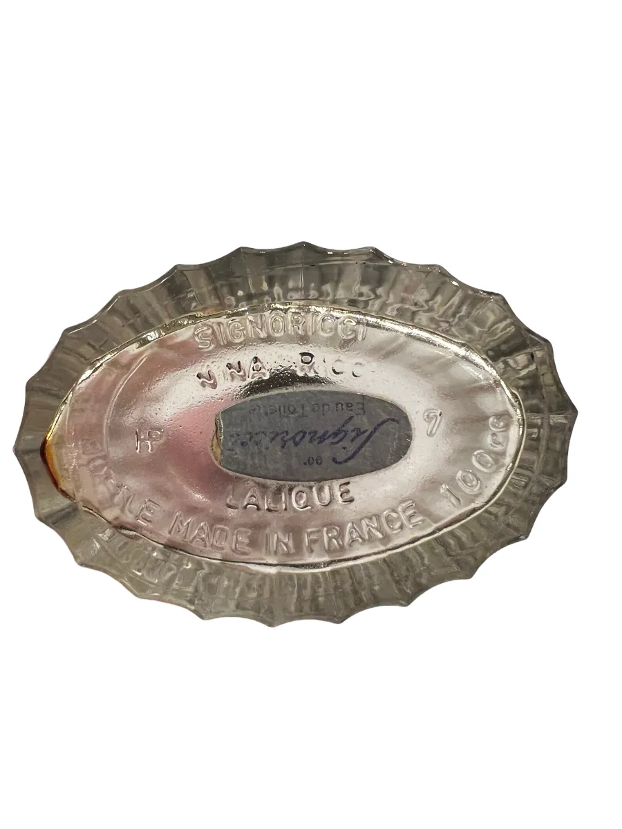 Antike Parfümflasche von Lalique, elegant und detailliert.