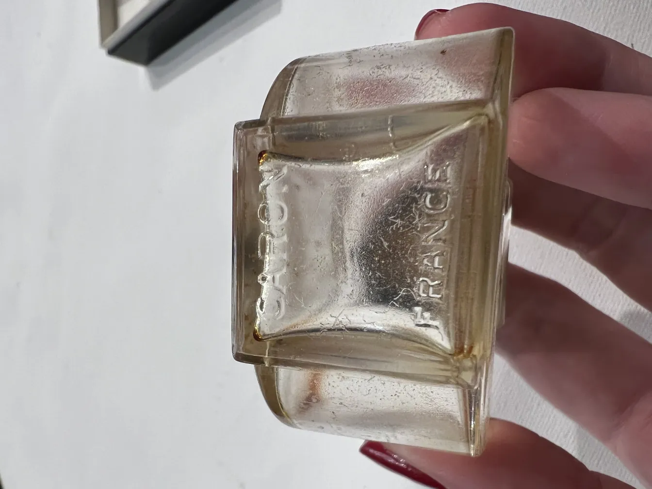 flacone di profumo antico in vetro, forma unica, sfondo neutro