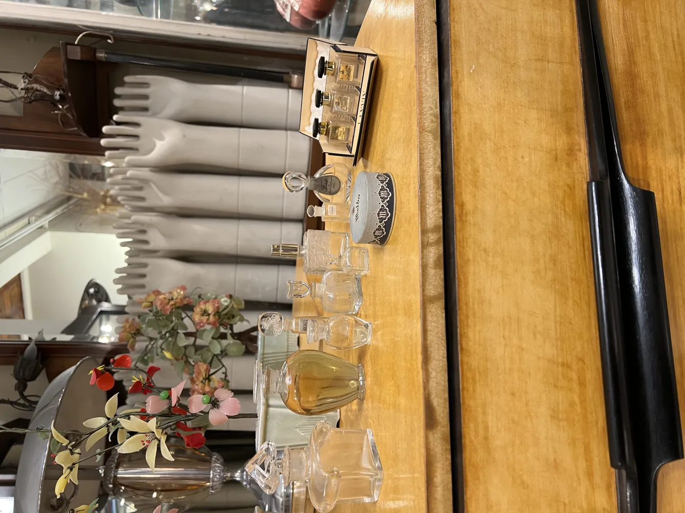 古董香水瓶，大小和形状各异，背景有花朵