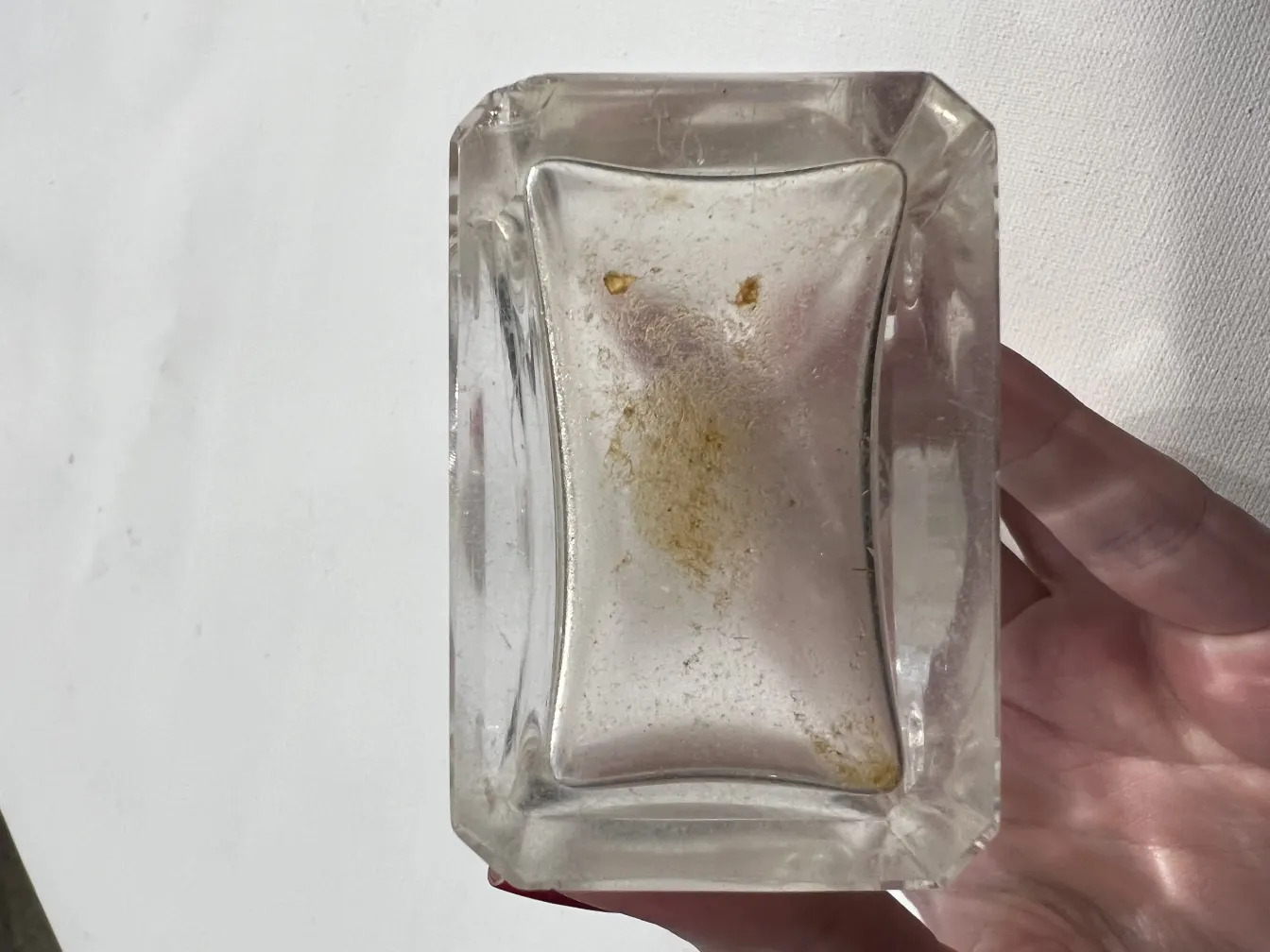 زجاجة عطر قديمة، شكل مستطيل مع تفاصيل دقيقة، لمعان ناعم