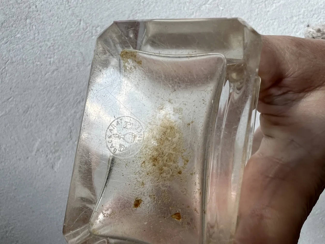 古董香水瓶，具有明显的细节和独特的设计