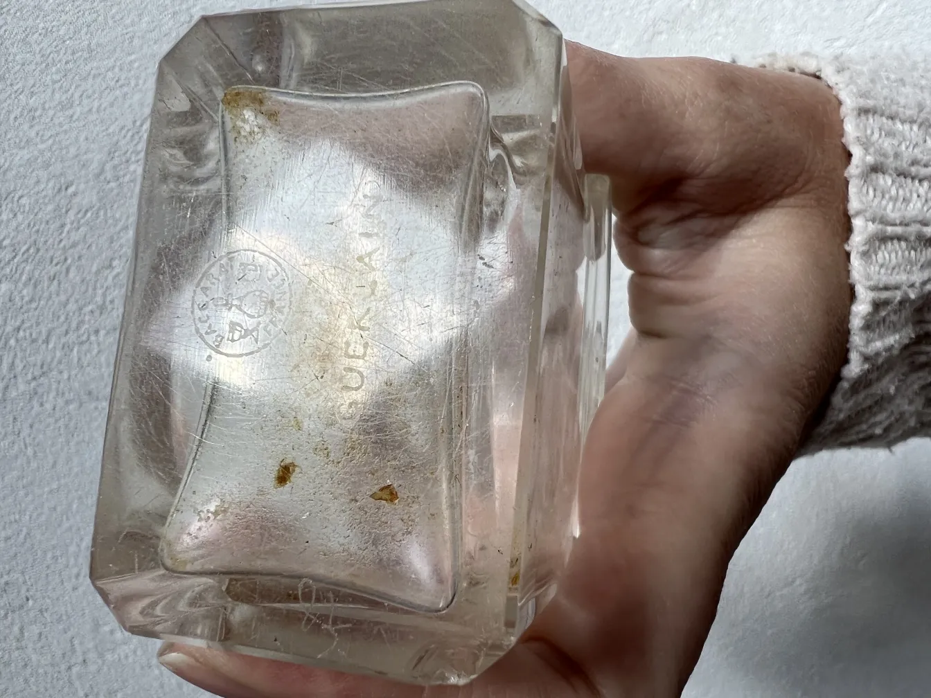 frasco de perfume antiguo con detalles limpios y clasificación