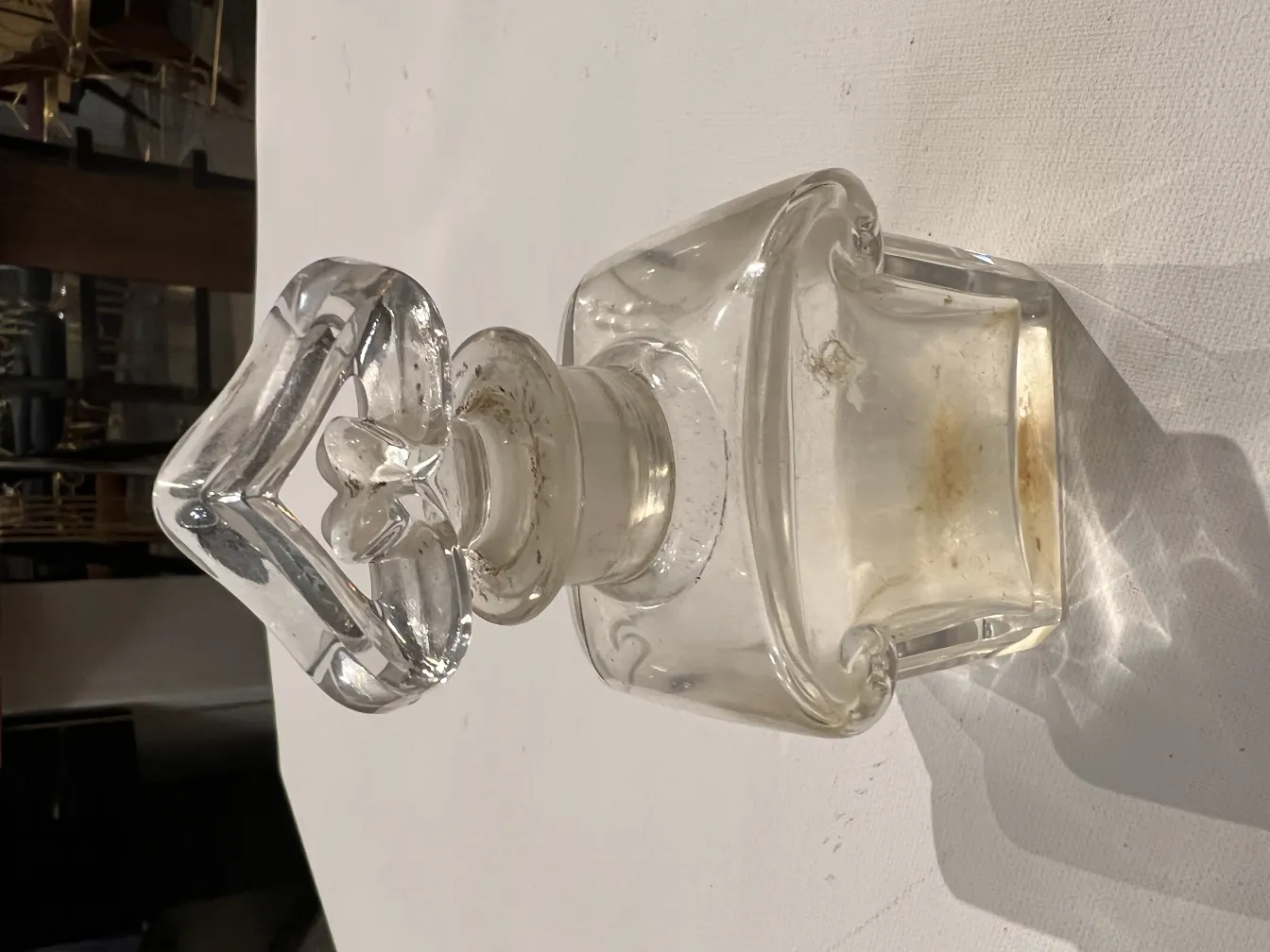 Flacone di profumo antico in vetro con dettagli decorativi