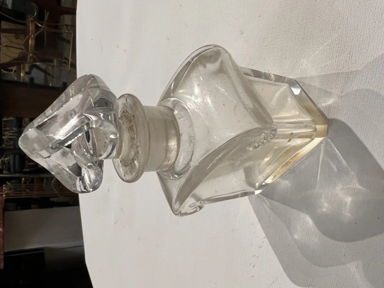 frasco de perfume antigo com design elegante e tampa de vidro