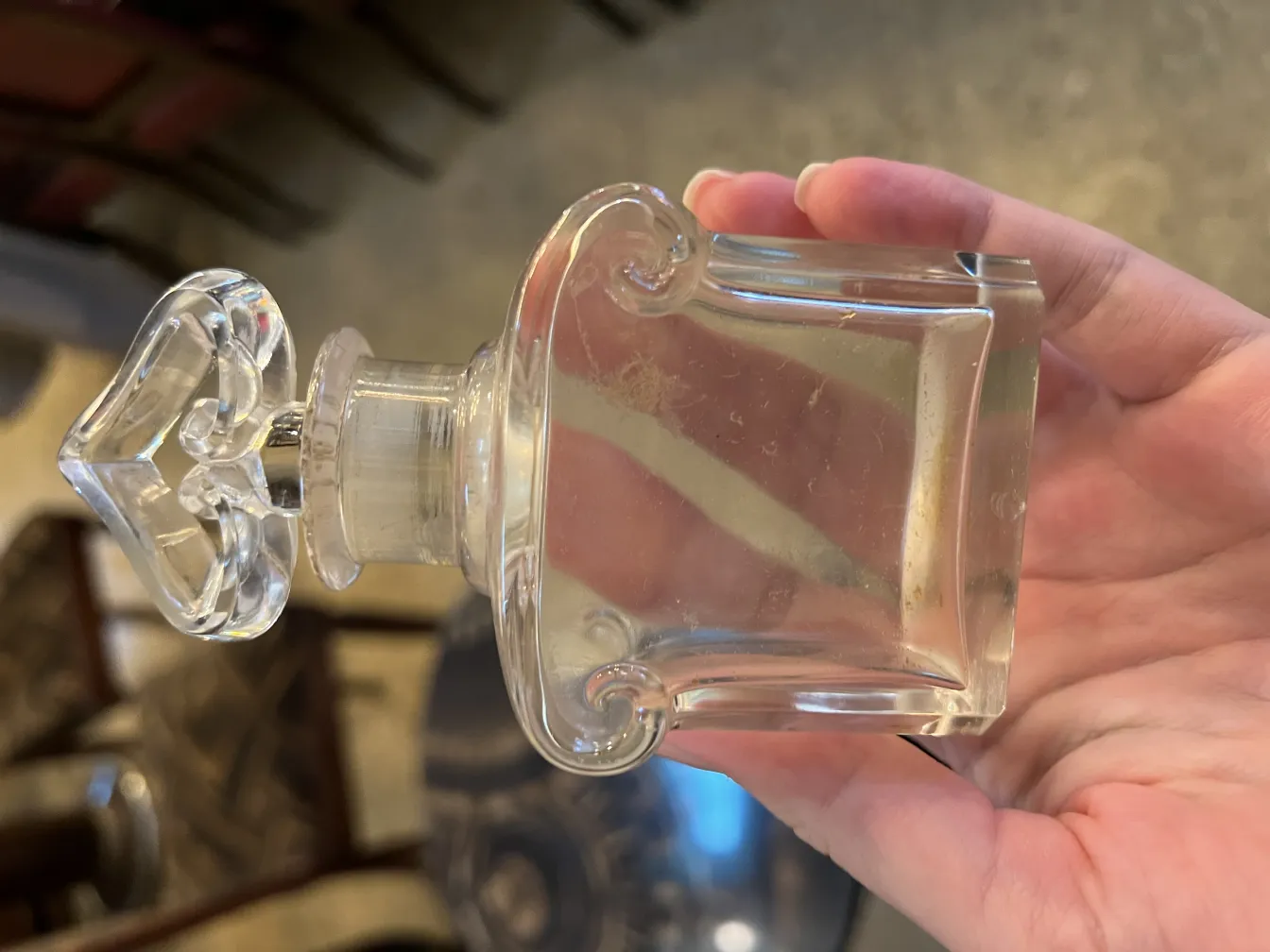 Flacone di profumo antico con tappo a cuore, decorativo, elegante, perfetto per la collezione.