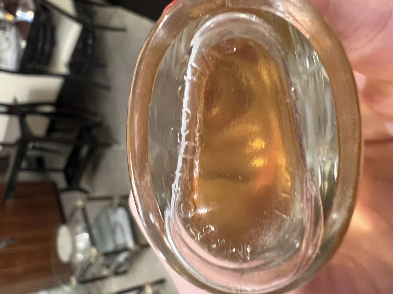 古董香水瓶内饰，清澈液体与金色光泽。