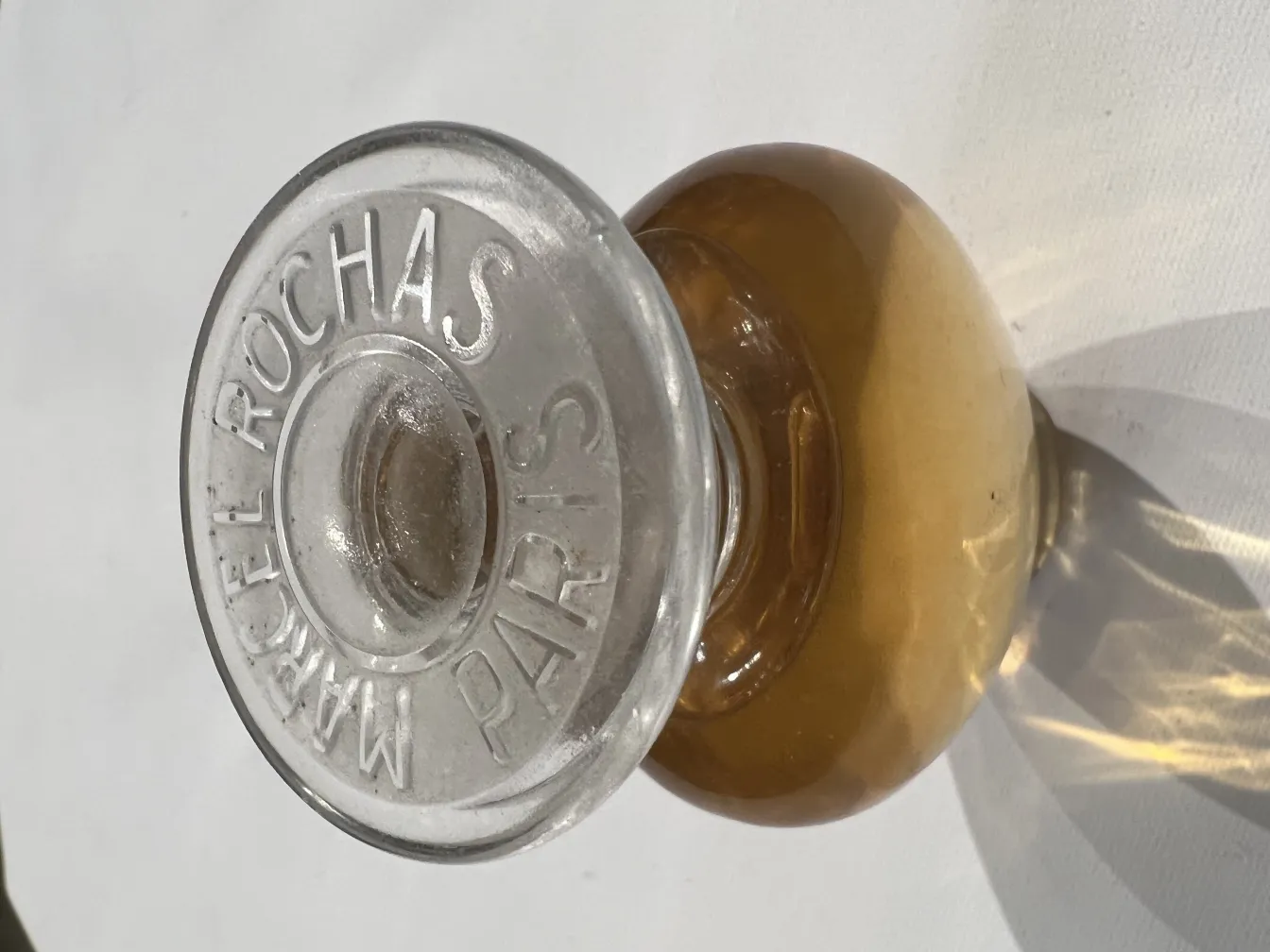 antike Parfümflasche mit klarem Deckel und Beschriftung