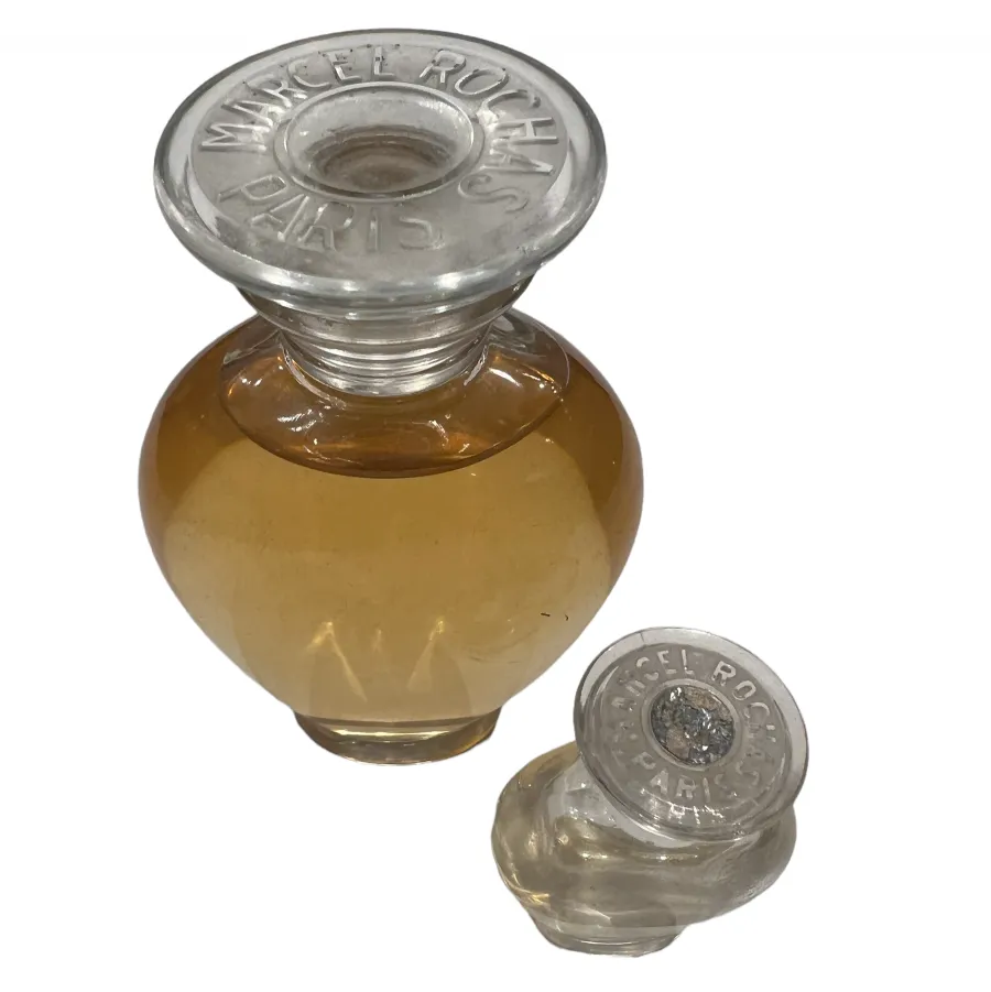 Frasco antiguo de perfume con tapa grabada de Marcel Rochas, color ámbar, elegante diseño, decoración simple, con tapa extra.