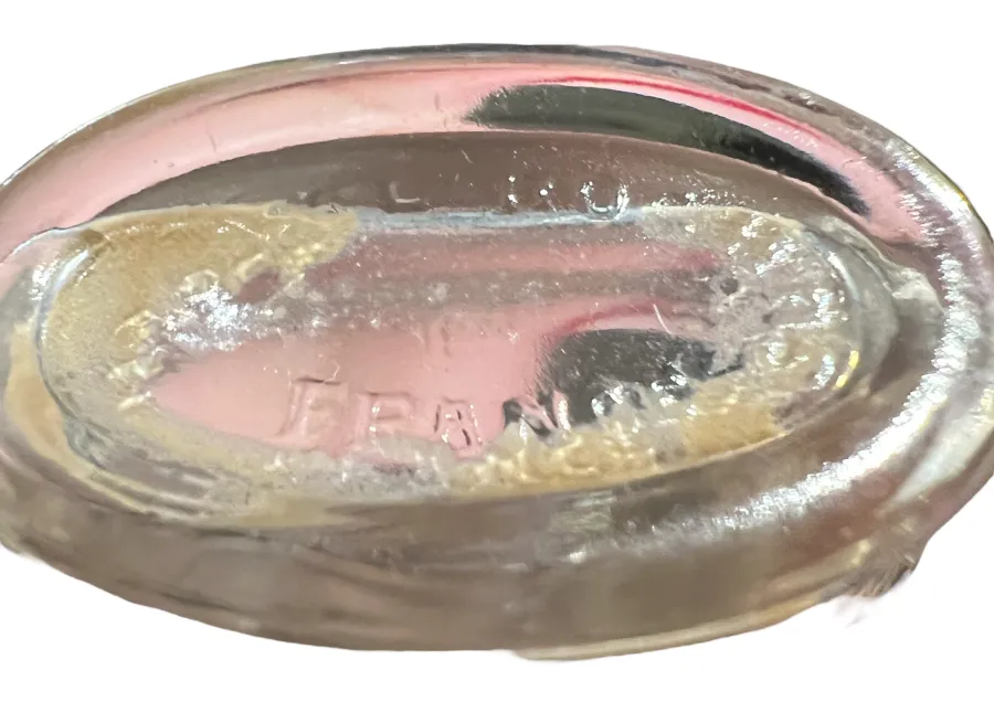 flacone di profumo antico con dettagli unici e design elegante, su sfondo neutro