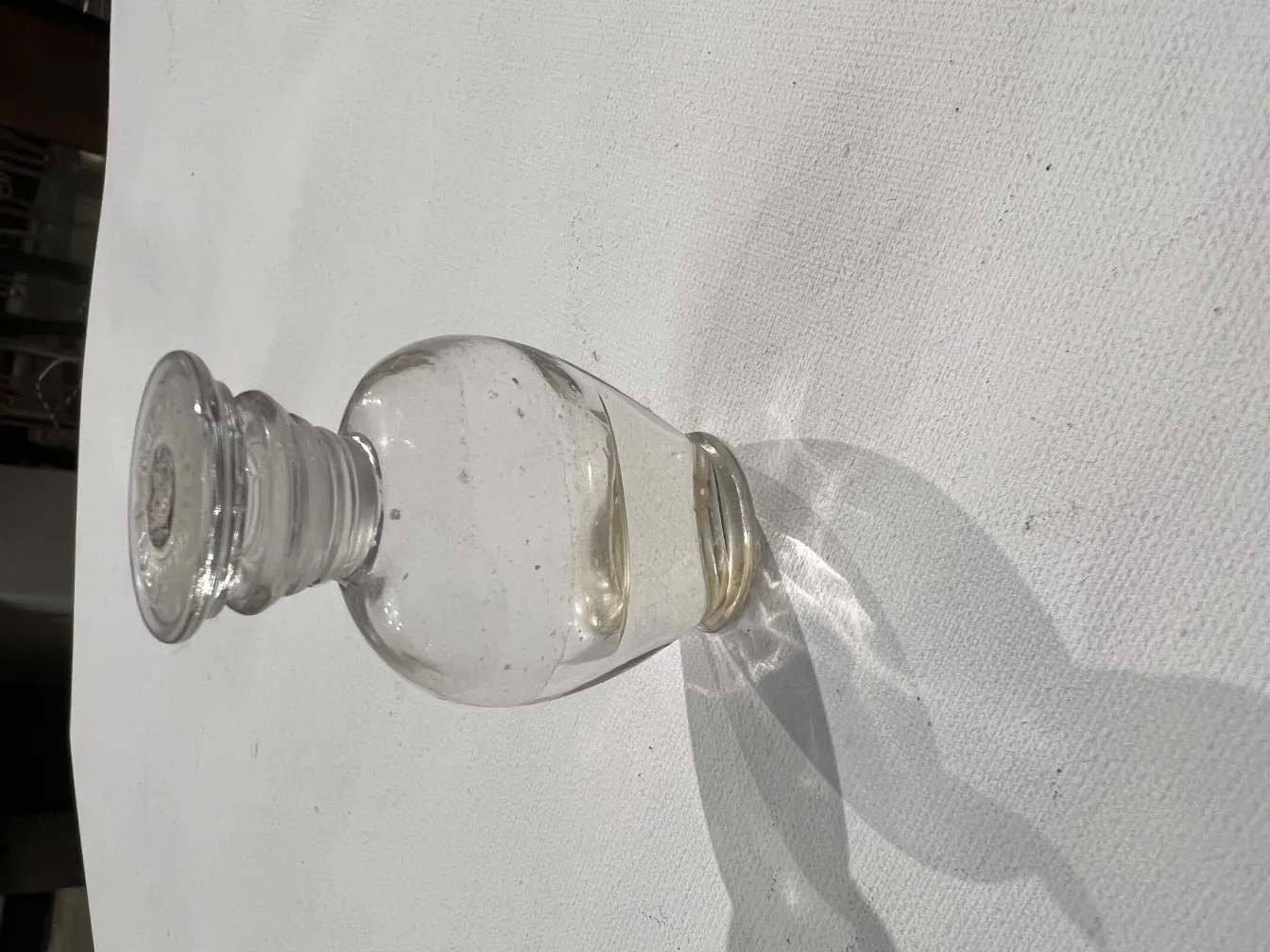 antike Parfümflasche aus Glas mit klassischer Form