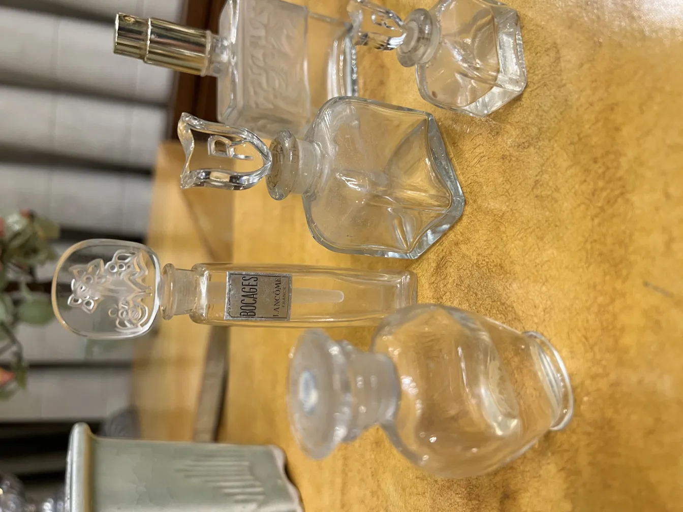 plusieurs flacons de parfum anciens sur une table