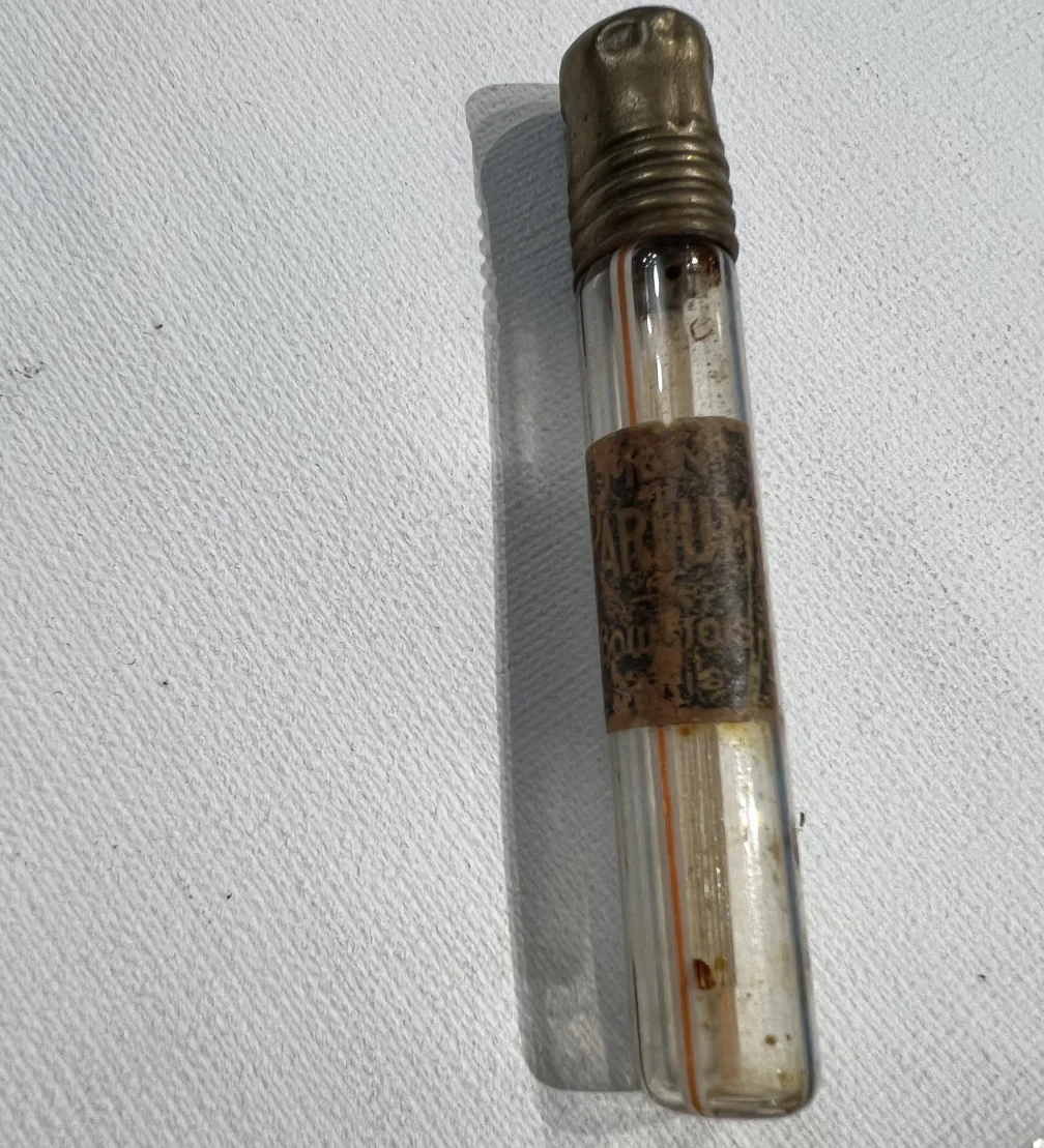 擦り切れたラベルの古い香水瓶