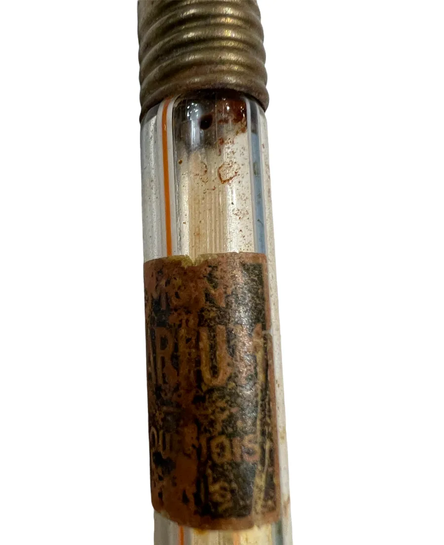 पुराना-perfume-bottle-जिसका-लेबेल-घिसा-और-धब्बेदार-है