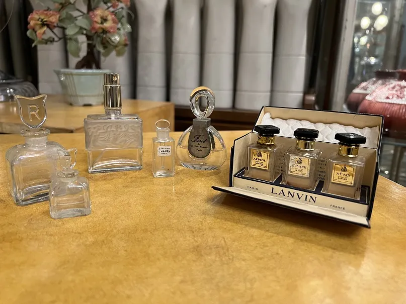 divers flacons de parfum anciens sur une table en bois