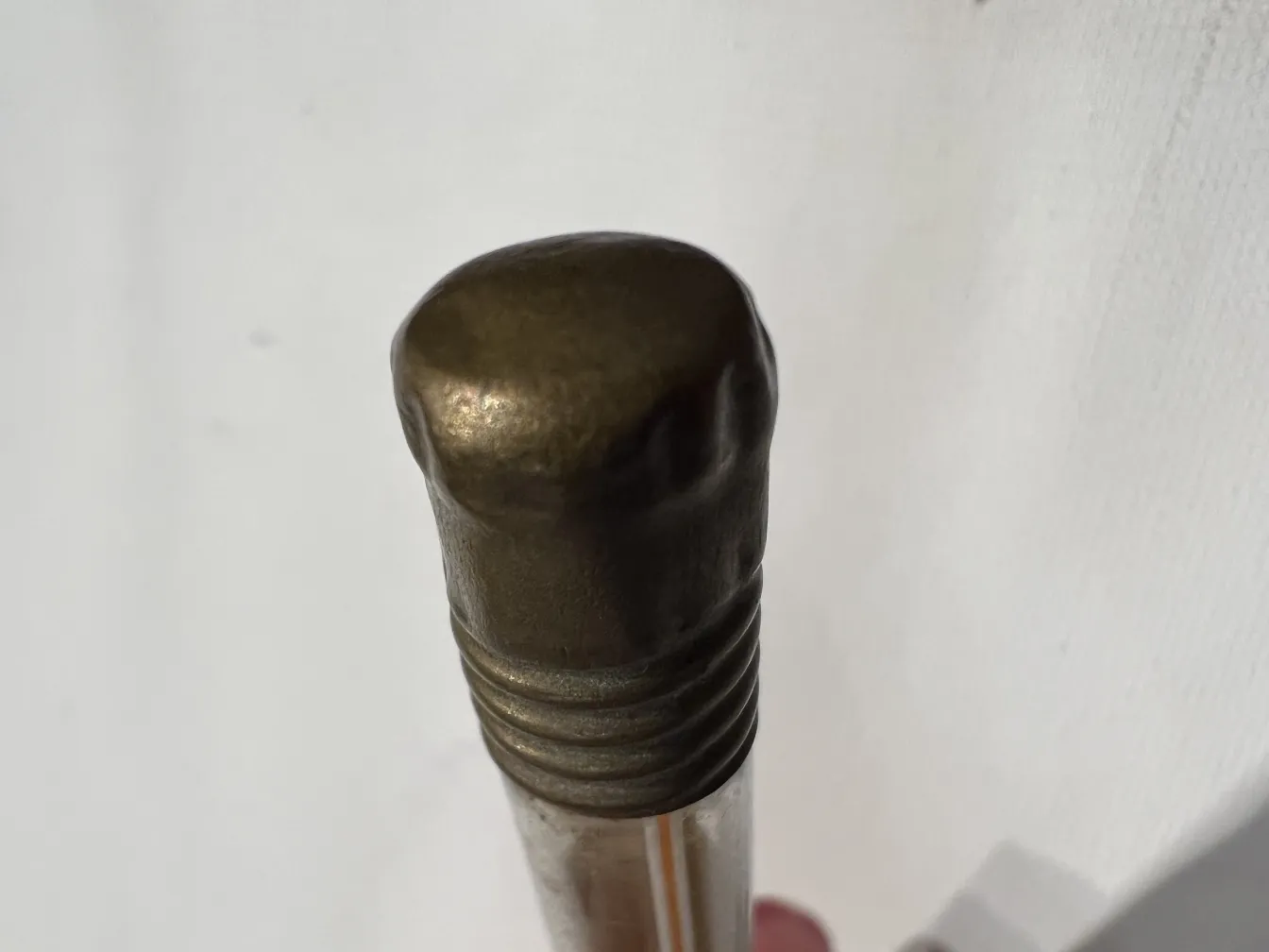 زجاجة عطر قديمة مع غطاء مزخرف من البرونز، أنيق وكلاسيكي.