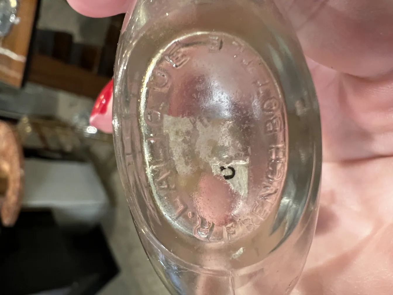 独特细节和优雅造型的古董香水瓶