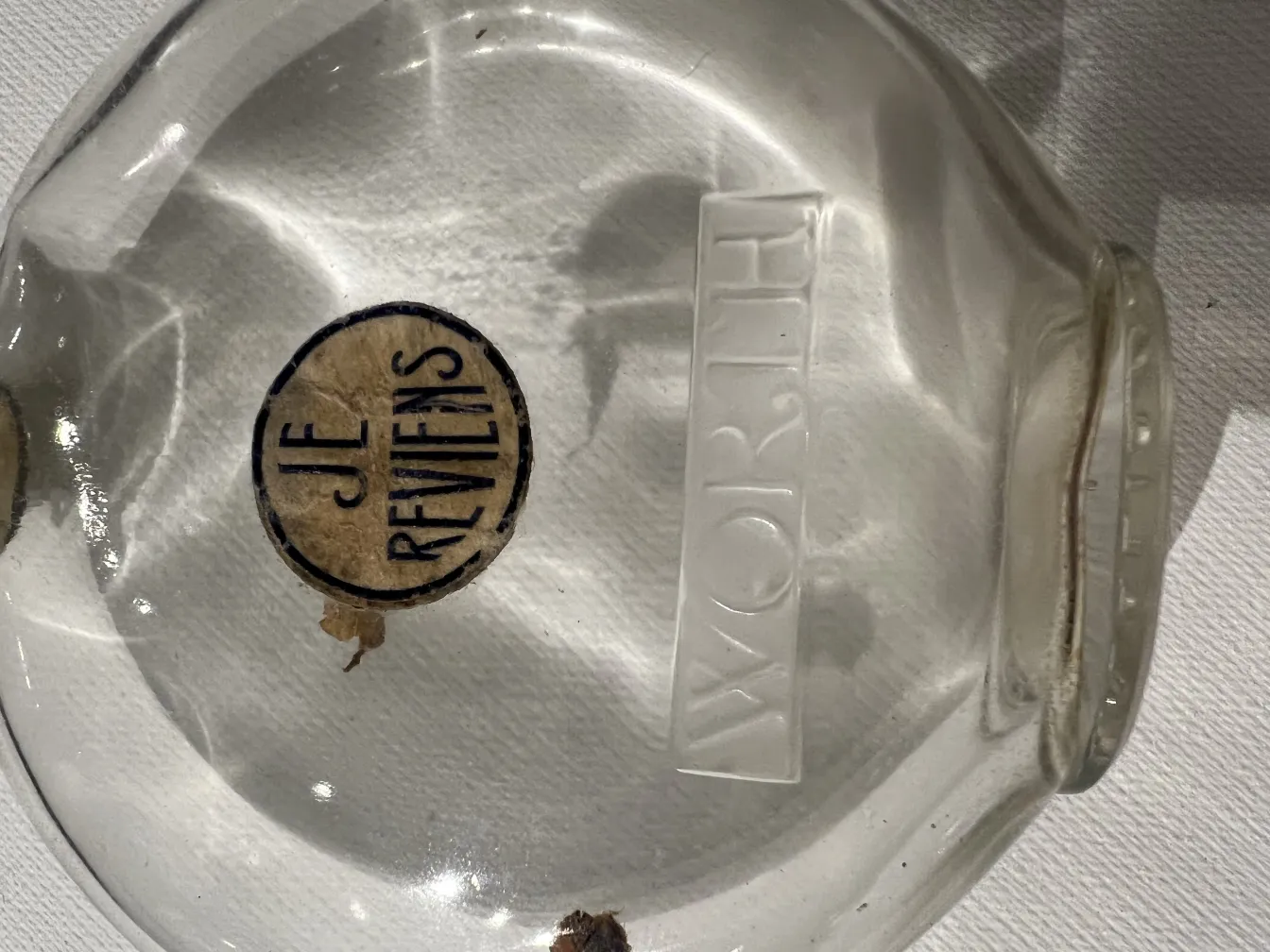 antike Parfümflasche mit je reviens Etikett, klassische Stil, dekorativ, transparent