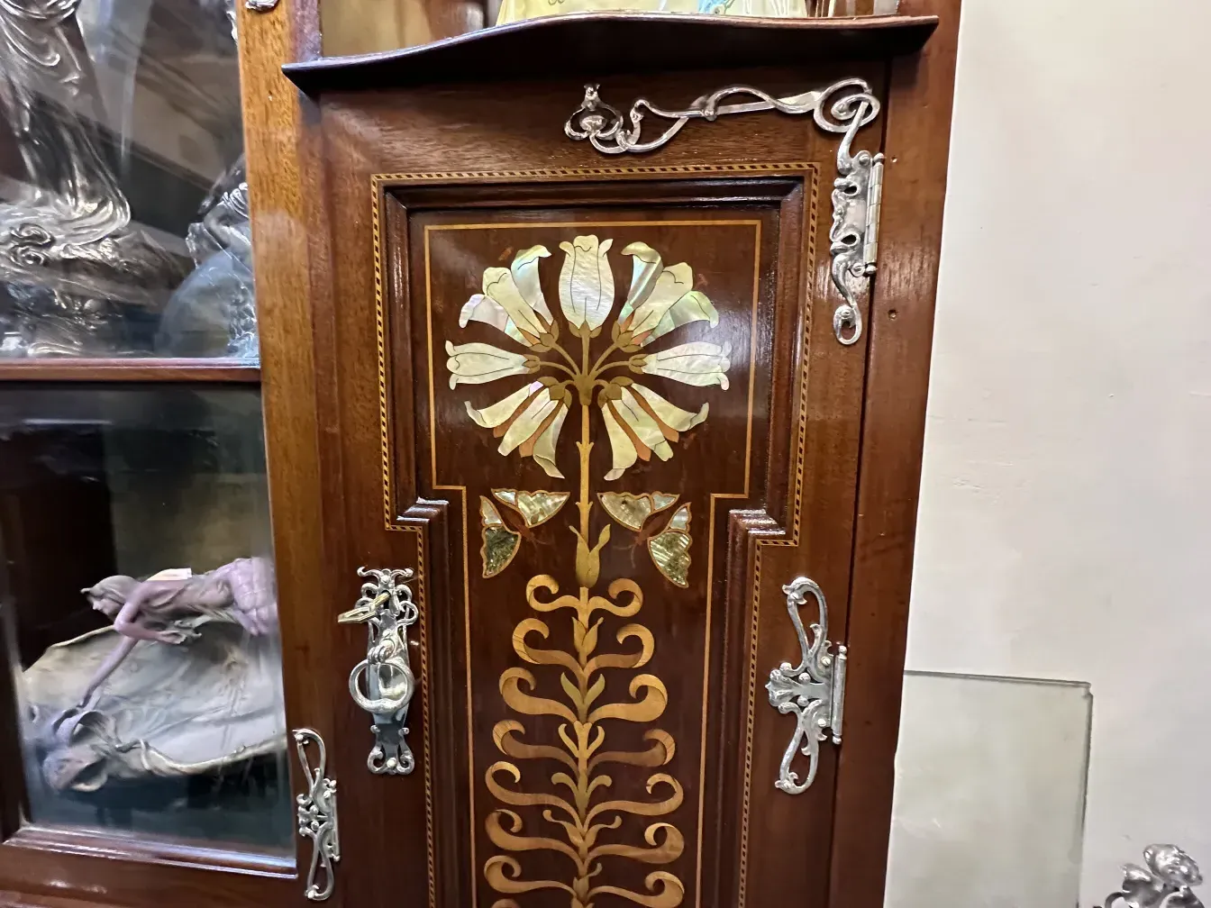 старая витрина с рельефными украшениями и орнаментами