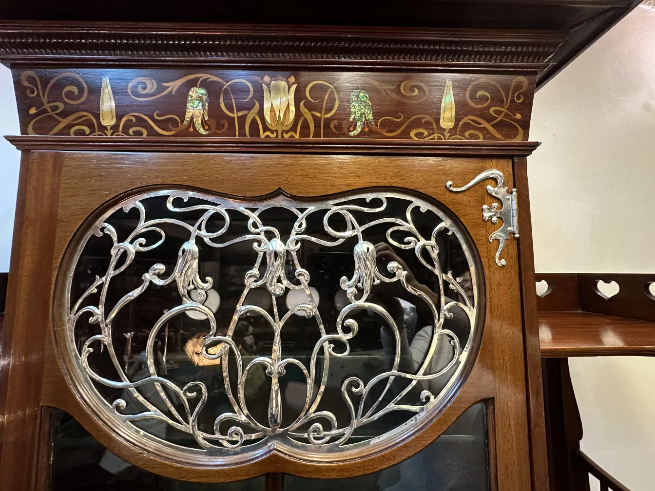 Antike Vitrine mit dekorativen Details und geschnitztem Glas