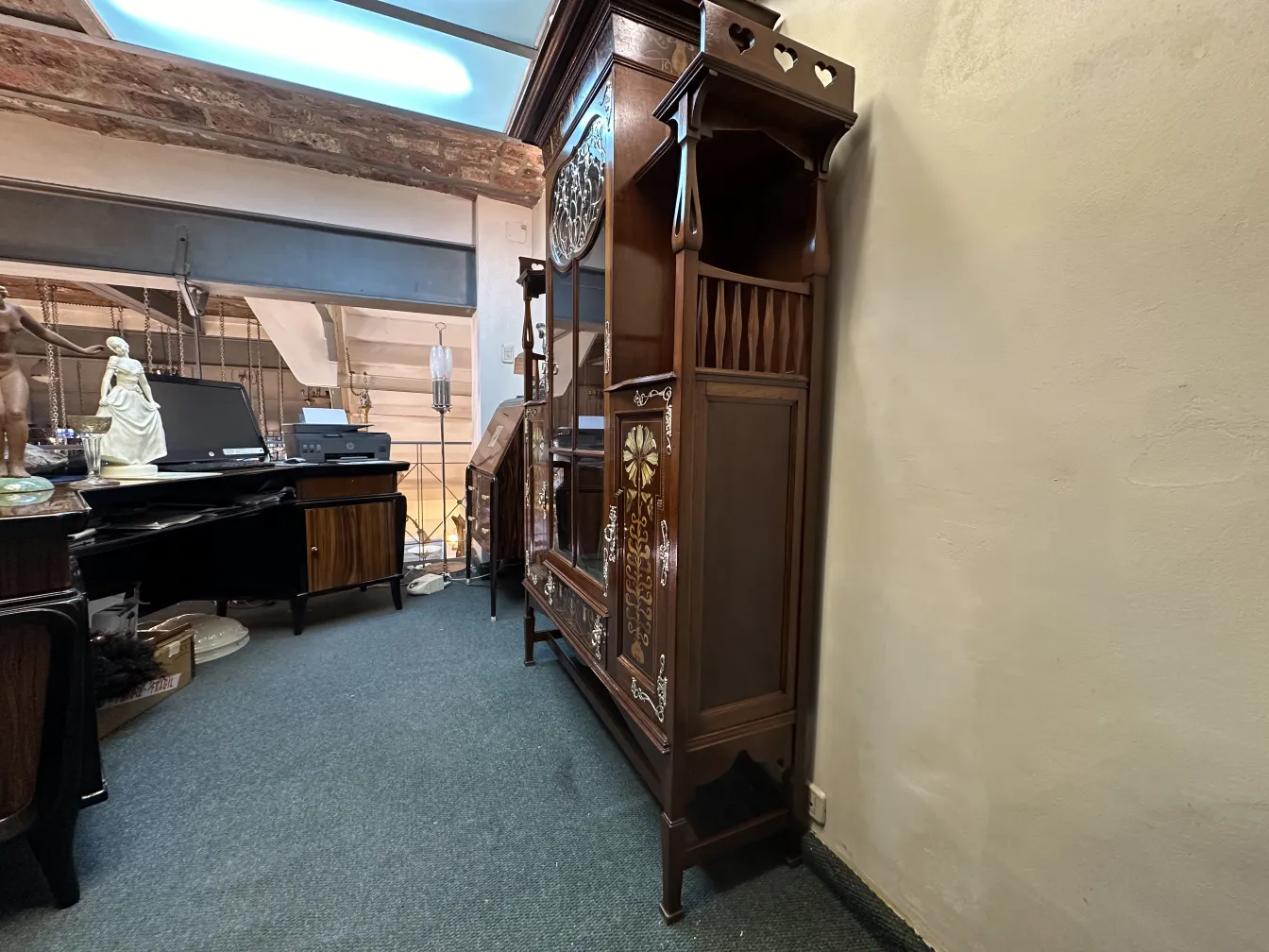 vitrine ancienne avec détails décoratifs en bois dans un cadre confortable
