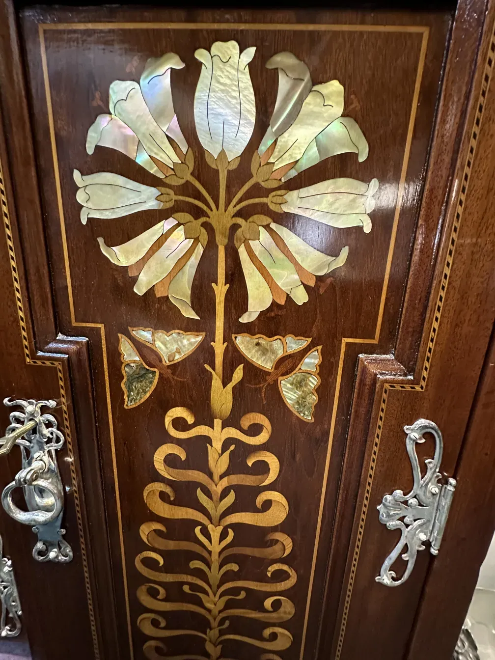 antike vitrine mit floralen und blättrigen Dekorelementen, Shapland & Petter