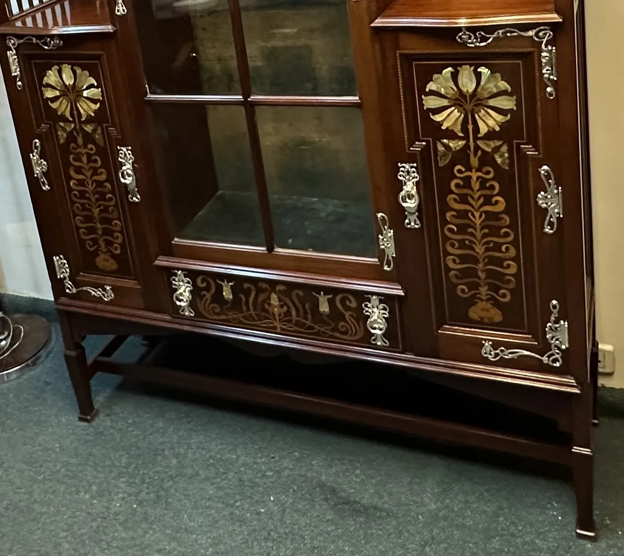 vitrine antiga decorativa shapland-petter com portas de vidro