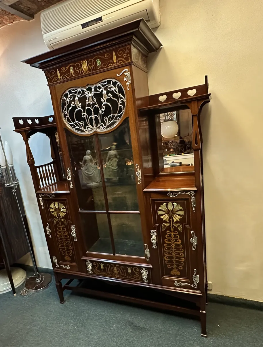 vetrina antica con decorazioni eleganti e vetro, stile shapland-petter