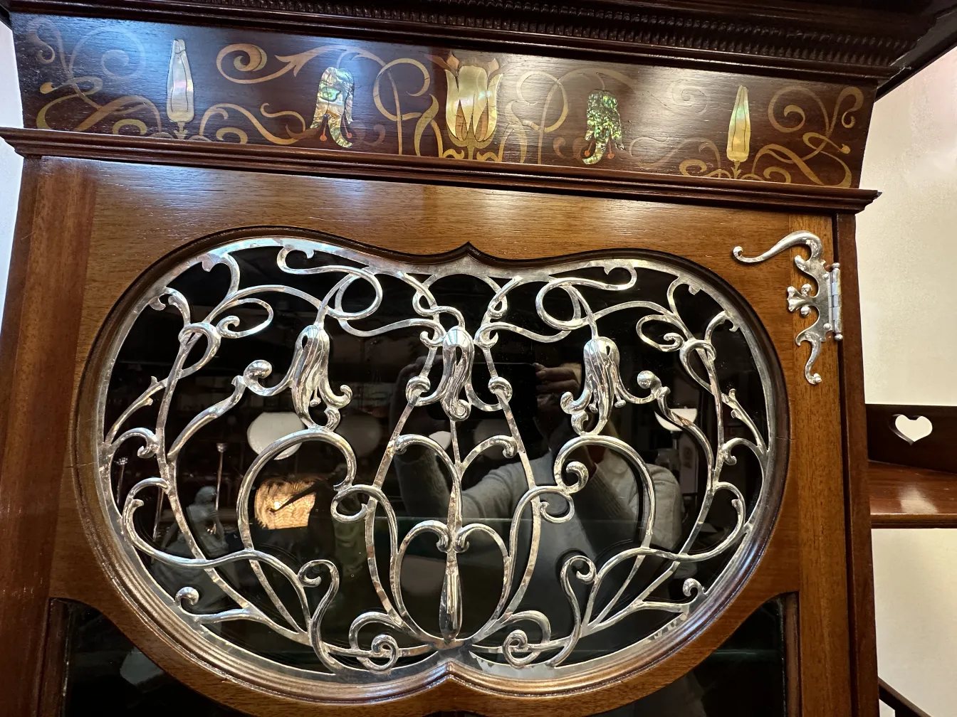 vetrina antica con design decorativo