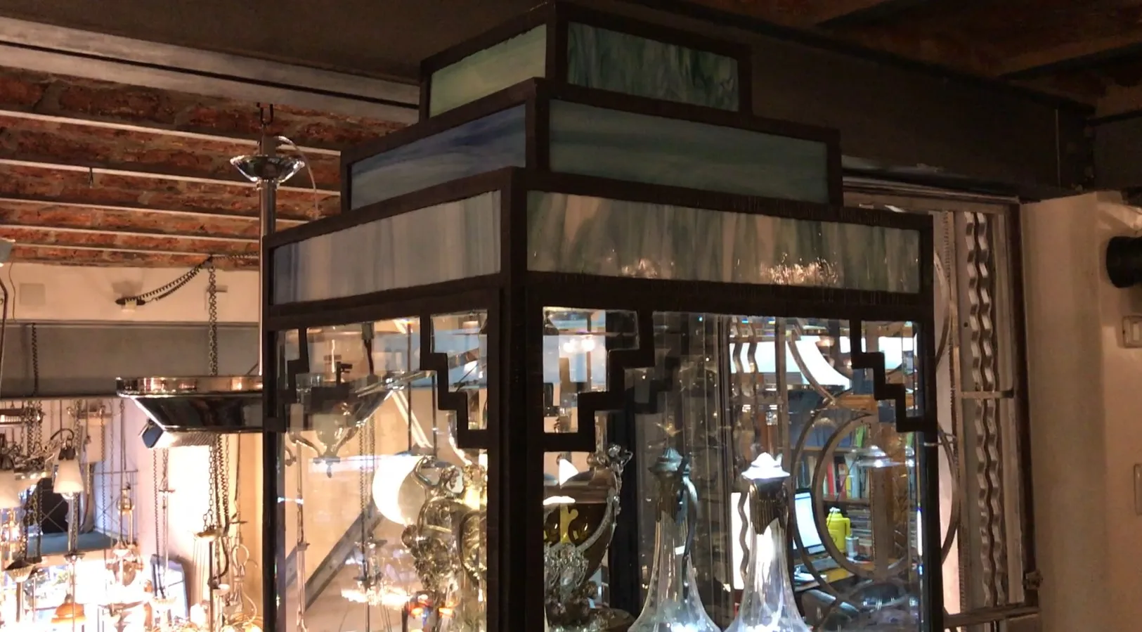 Antike Vitrine mit Ausstellungsregalen