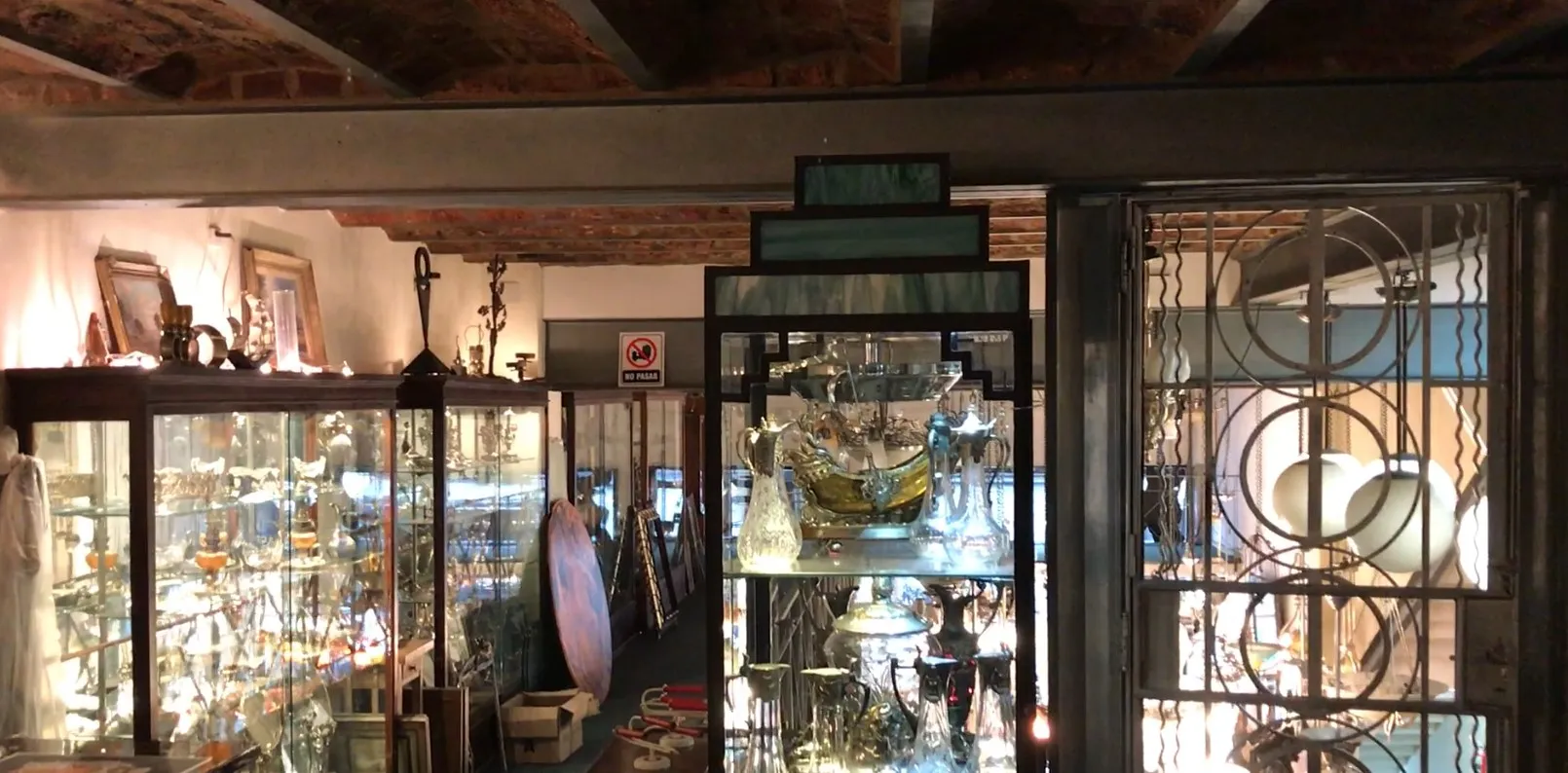 陈列古董展示柜，展示各种装饰物品