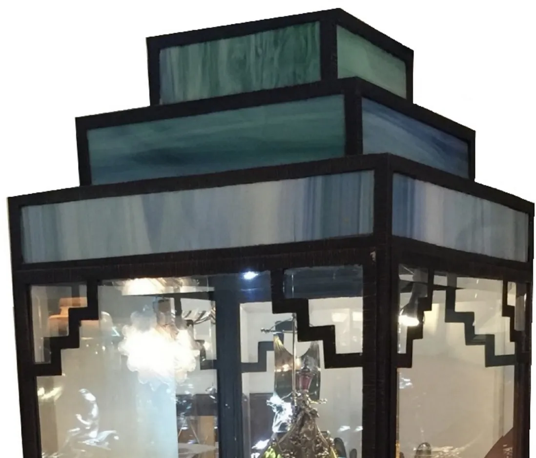 Vitrine ancienne avec plusieurs niveaux d'exposition.