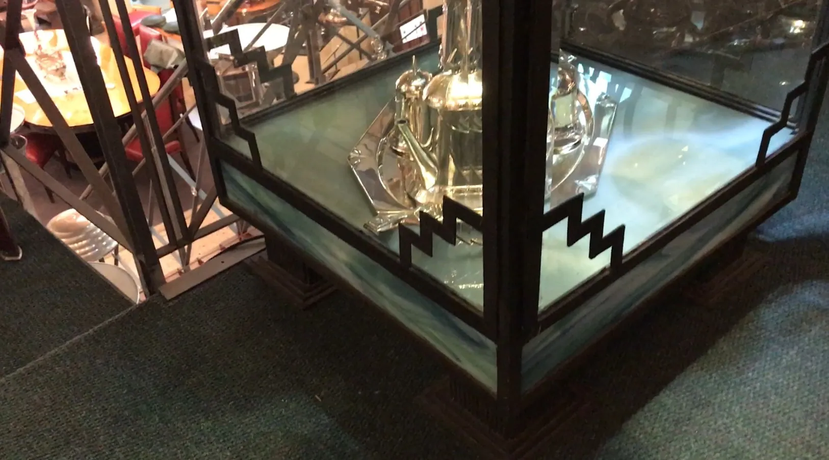 vitrine antiga com itens decorativos dentro