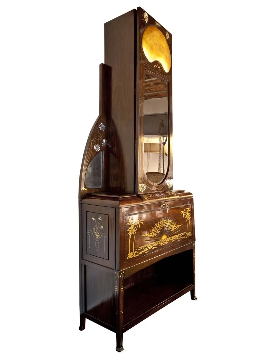 vitrine ancienne avec miroir et décoration dorée, entourée d'une atmosphère chaleureuse