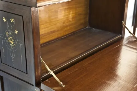 خزانة عرض قديمة كارلو زين مع مساحة داخلية واسعة