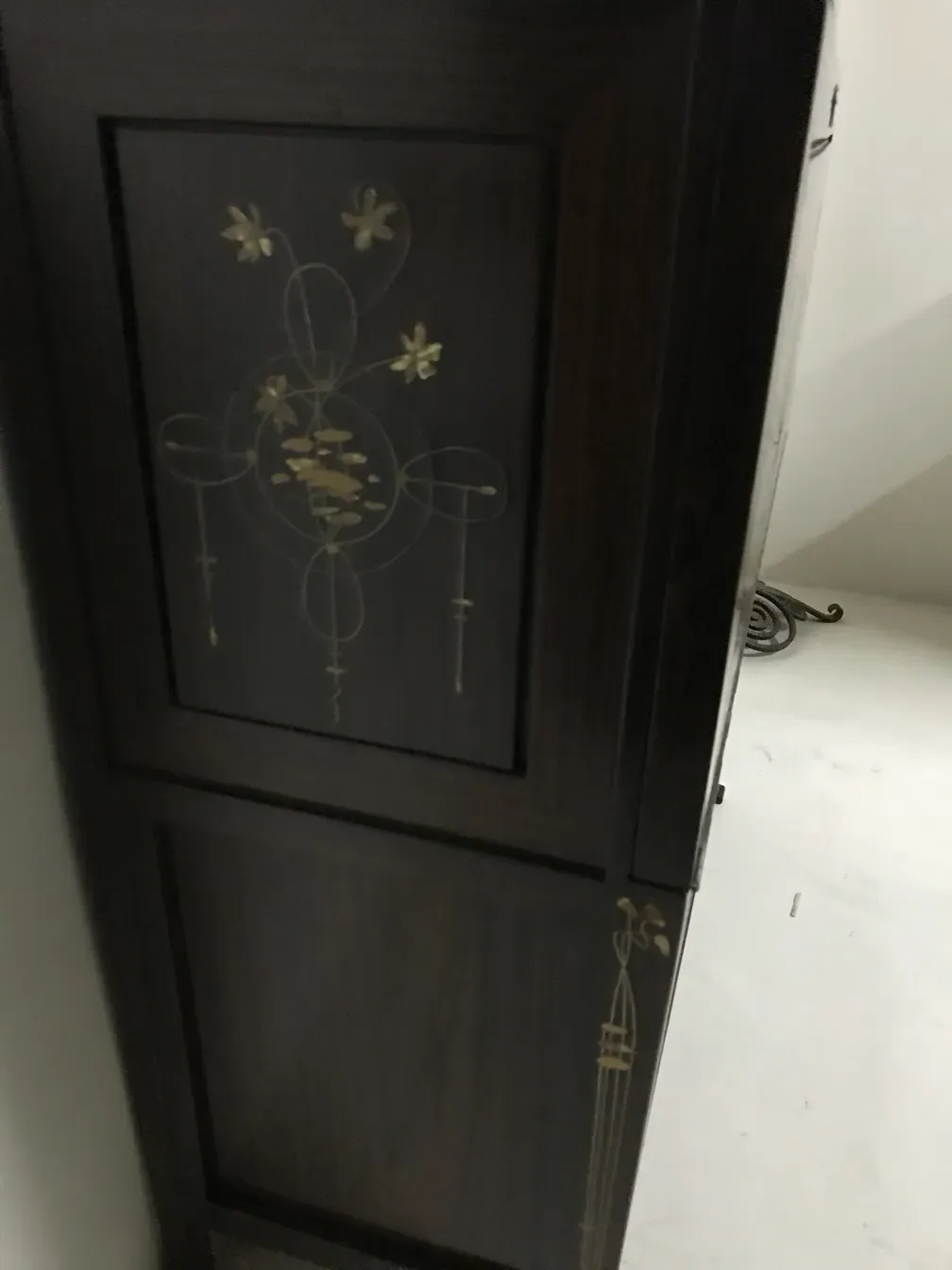 古董陈列柜，带有花卉图案和金色细节