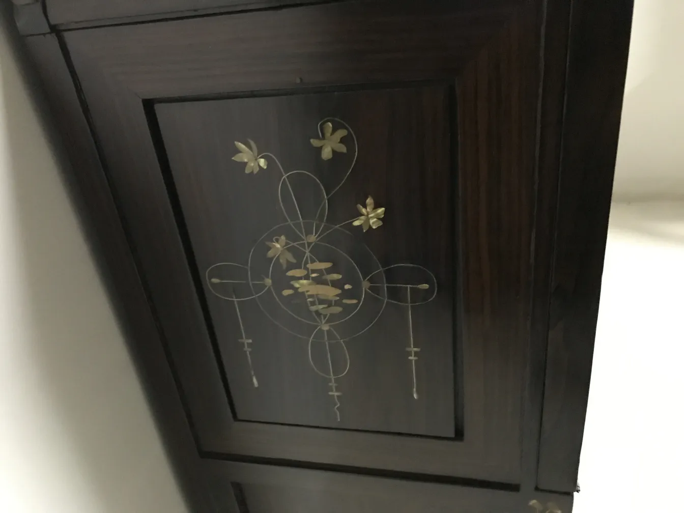 antike vitrine mit goldenen blüten im design