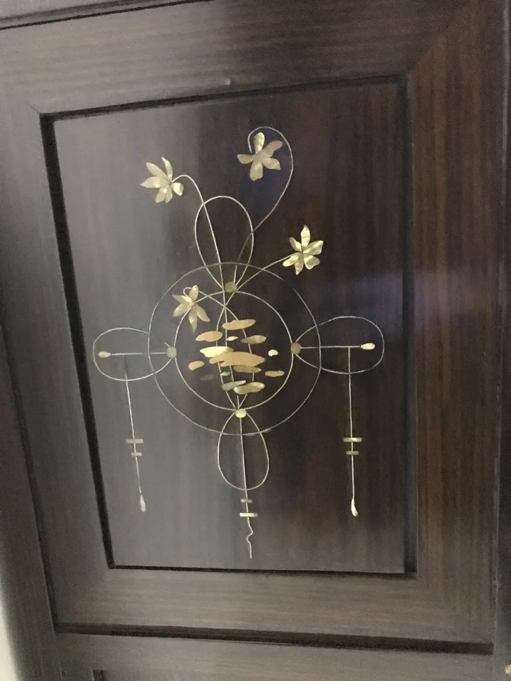 antike vitrine mit goldener Blumenverzierung, carlo zen