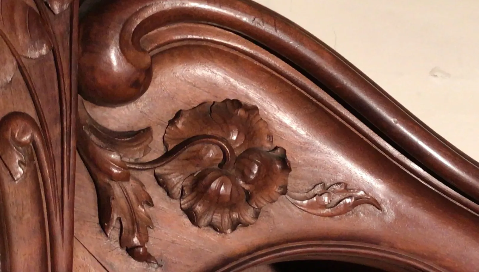 alte vitrine mit blumenmotiven geschnitzt