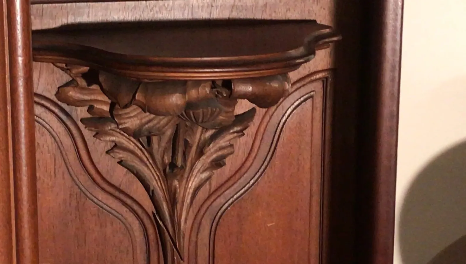 antike vitrine mit komplizierten schnitzereien und elegantem design