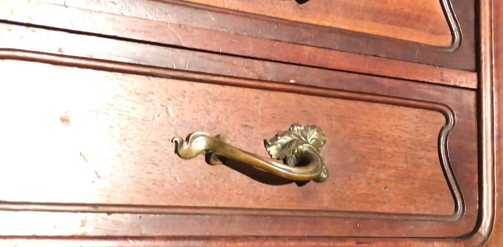 vitrine antique avec poignée décorative et ambiance chaleureuse