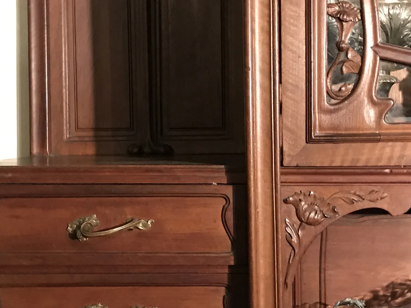 vetrina antica con dettagli decorativi e cassetti