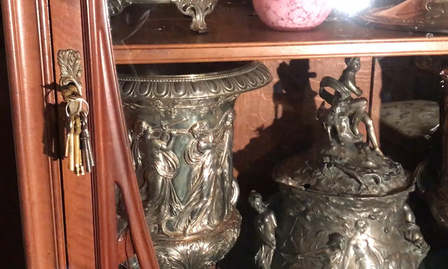 vetrina antica con elementi decorativi e utensili