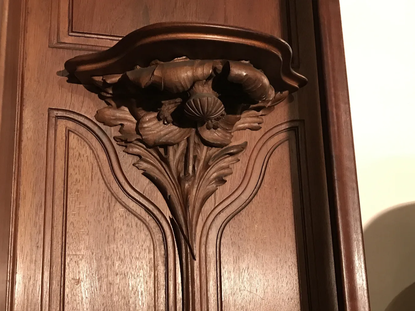 antike vitrine mit floralen Schnitzereien oben