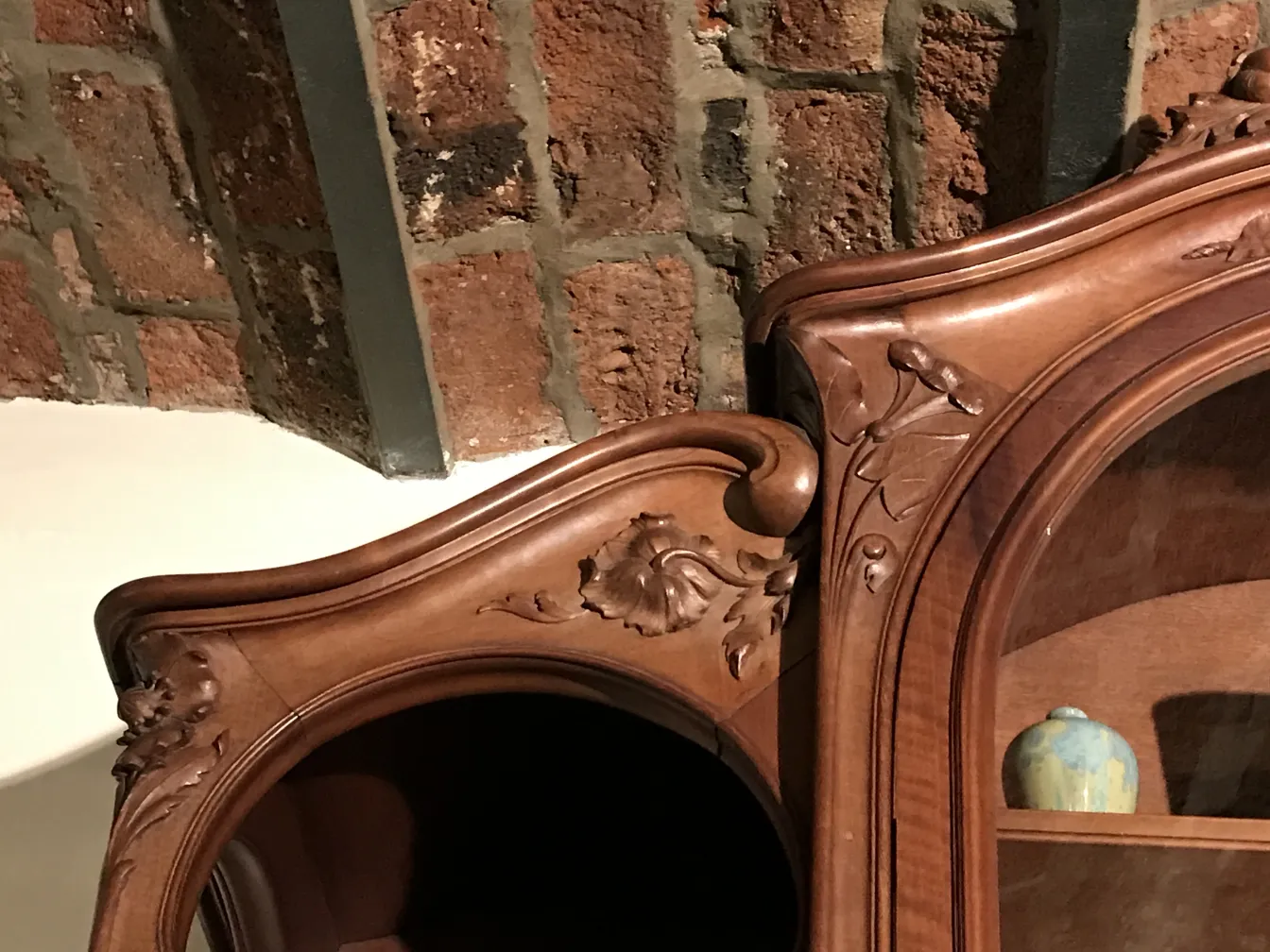 vitrina antigua ornamentada en un entorno rústico