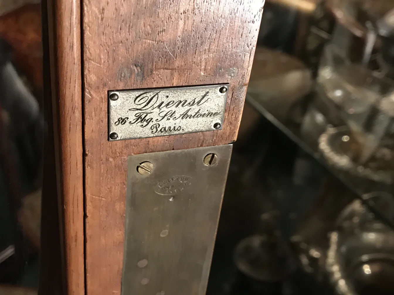 vitrine antiga com detalhes de exibição