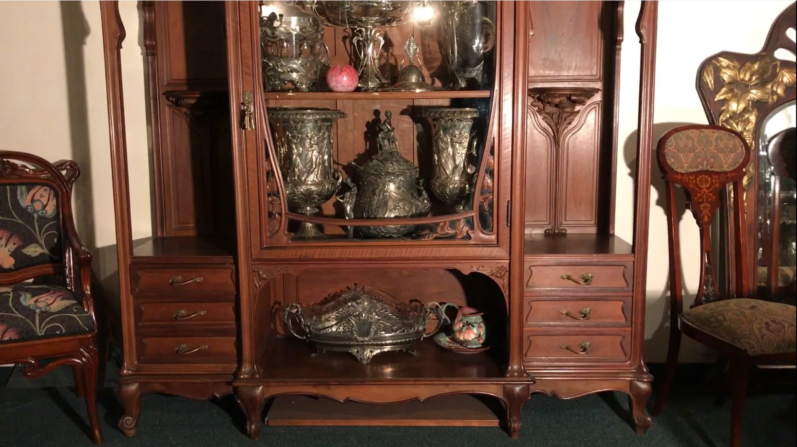 Vetrina antica con oggetti decorativi, stile classico