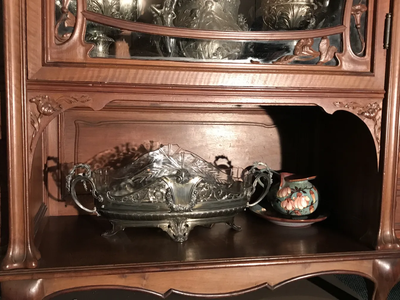 vetrina antica con design intricato e oggetti esposti