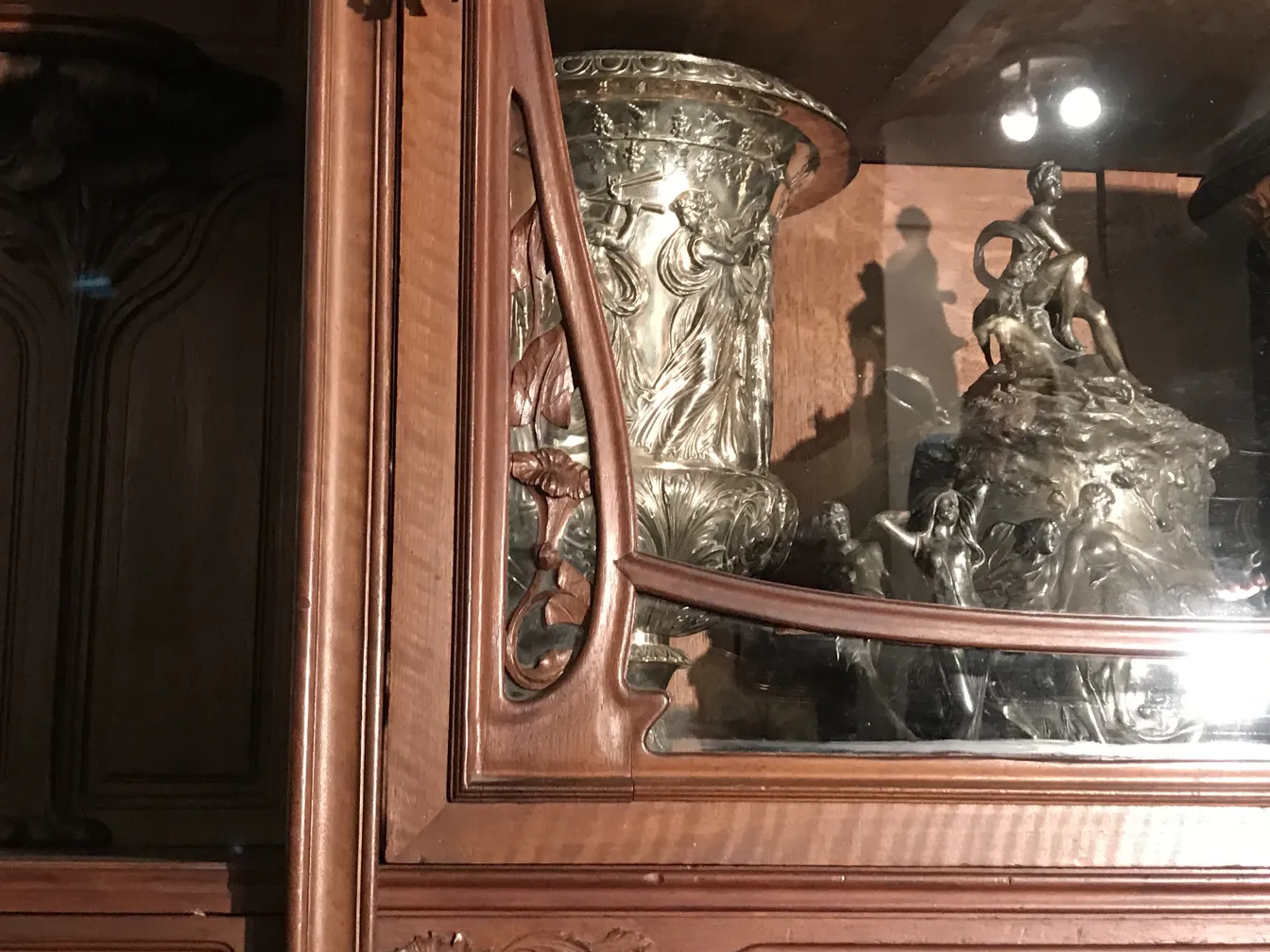 vitrine antique montrant des objets décoratifs et des détails élégants