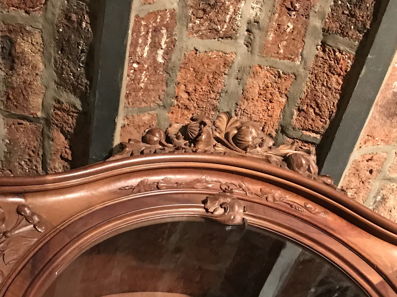 Detalhes ornamentais da vitrine antiga E.Dienst - Paris em um fundo de tijolos