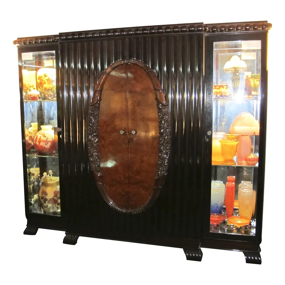 antike vitrine mit aufwändiger dekoration und bunten objekten